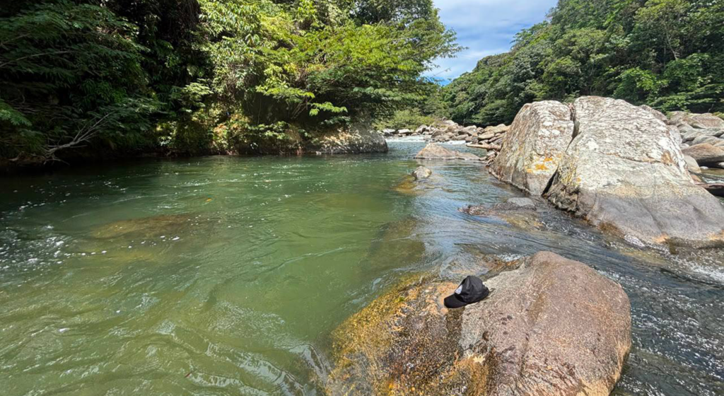 Charco de aguas turquesa entre piedras en San Carlos, Antioquia